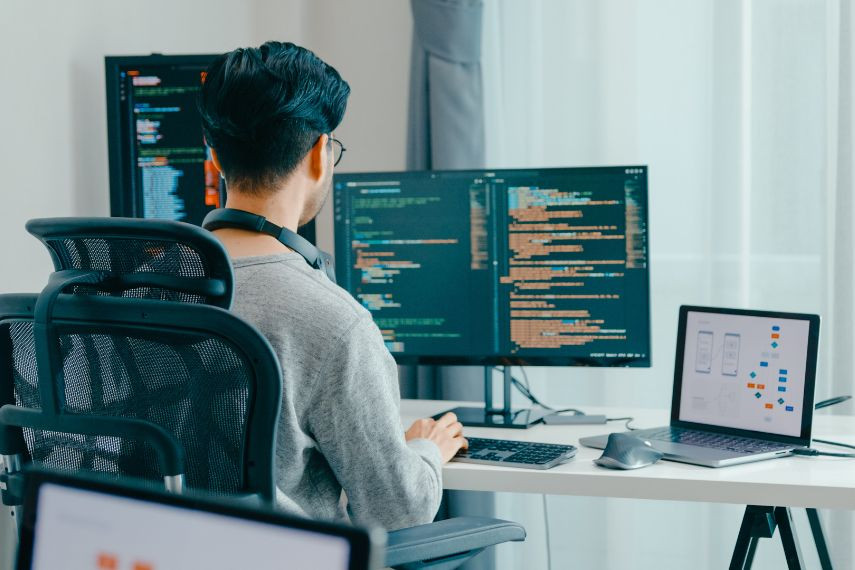 Màn hình máy tính văn phòng tích hợp công nghệ bảo vệ mắt
