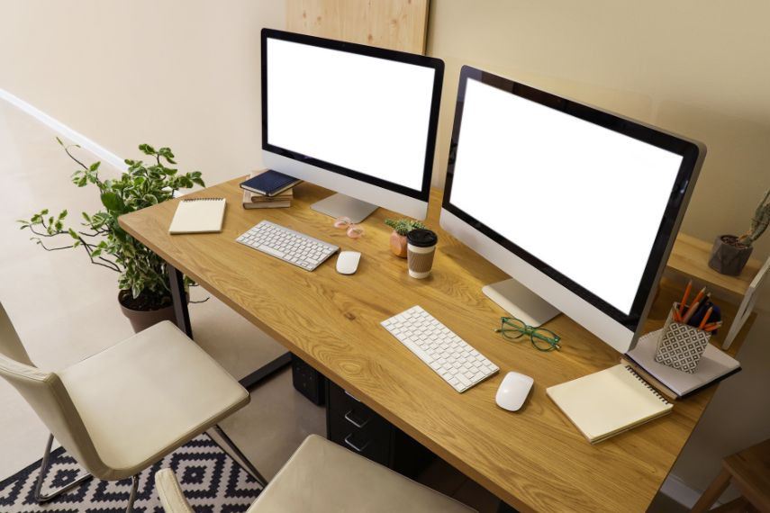 Màn hình máy tính văn phòng được thiết kế gọn gàng