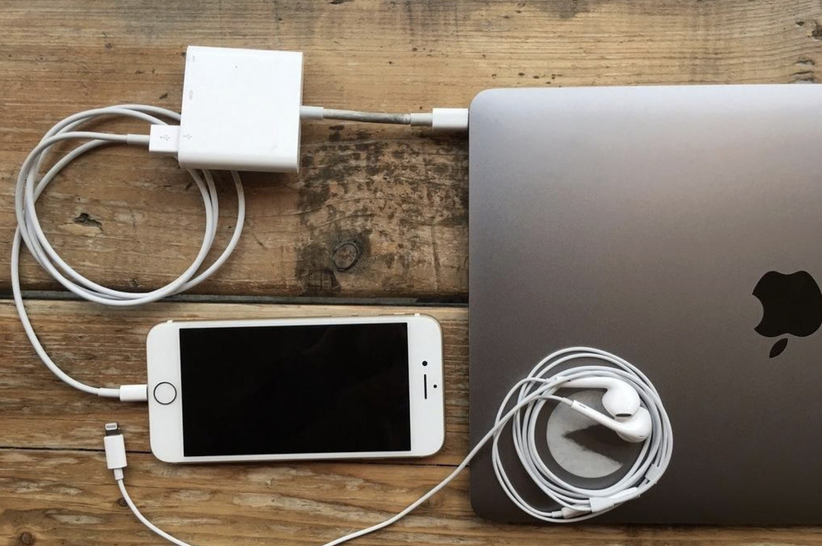 Kết nối bằng cáp kết nối USB khi chiếu điện thoại lên máy tính