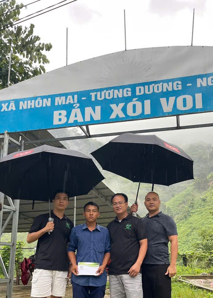 Kết Nối Yêu Thương: Hoàng Long Computer Sẻ Chia Cùng Bà Con Nhôn Mai, Nghệ An Sau Cơn Bão Wipha